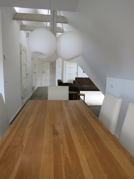 Vom Eingang rechts sieht man die Küche