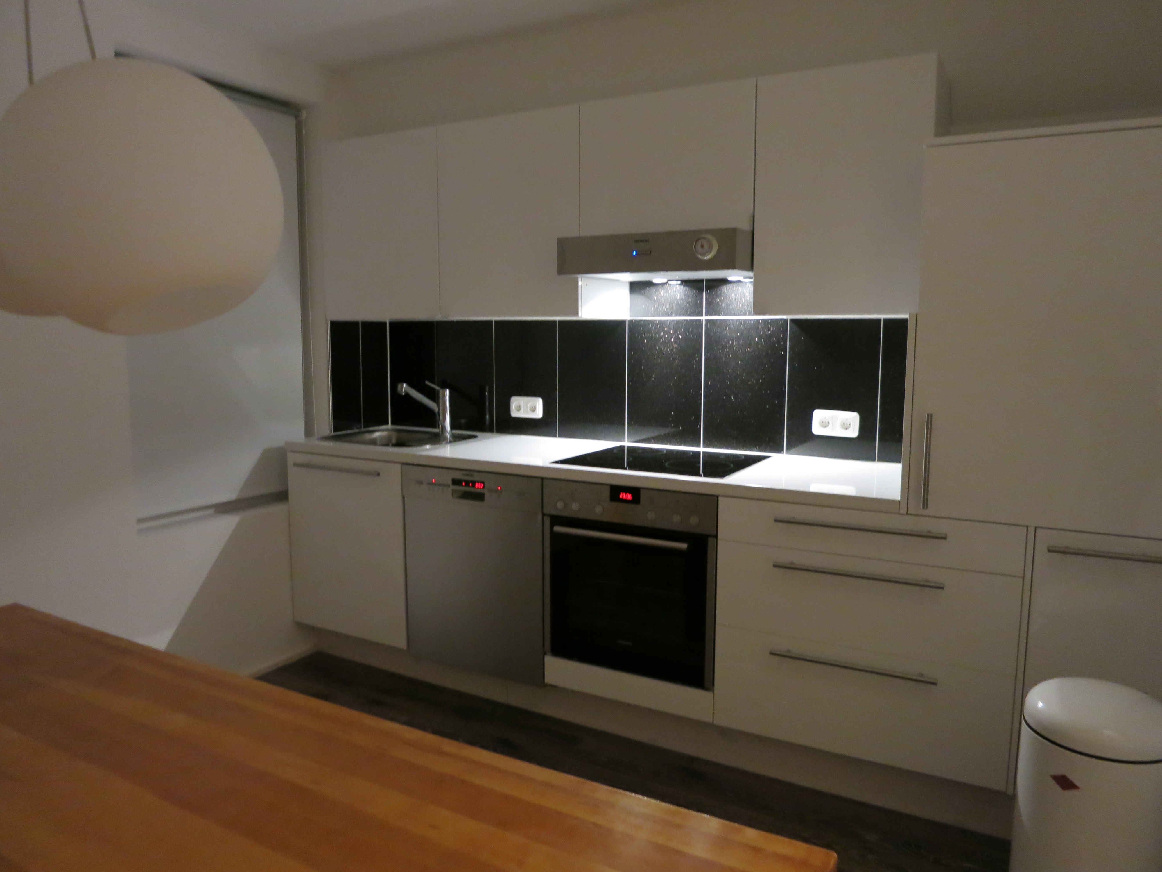Sehr moderne Elektoausstattung der offenen Küche