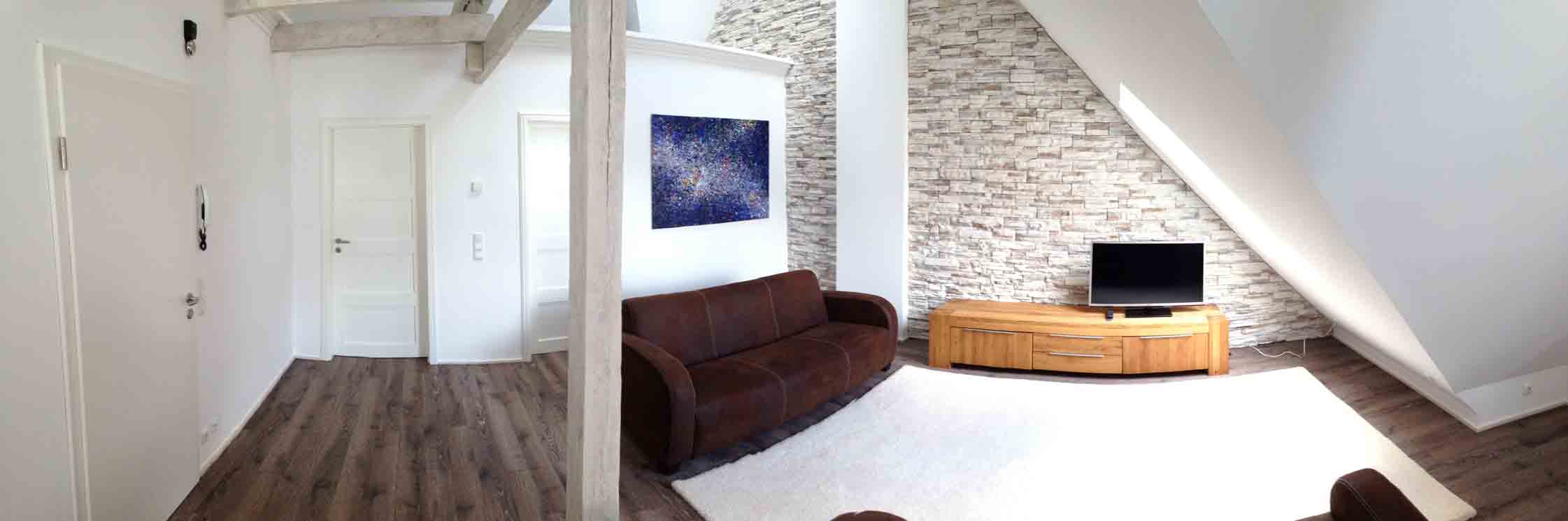 Weißes Schlafzimmer mit Kleiderschrank