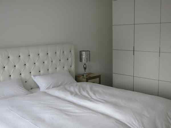 Weißes Schlafzimmer mit Kleiderschrank