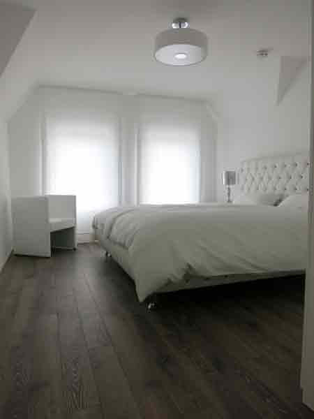 Weißes Zimmer mit zwei Fenstern