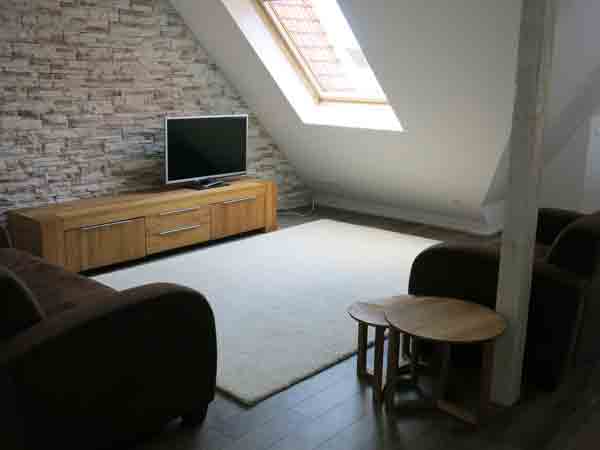 Wohnzimmer ist durch Dachfenster hell